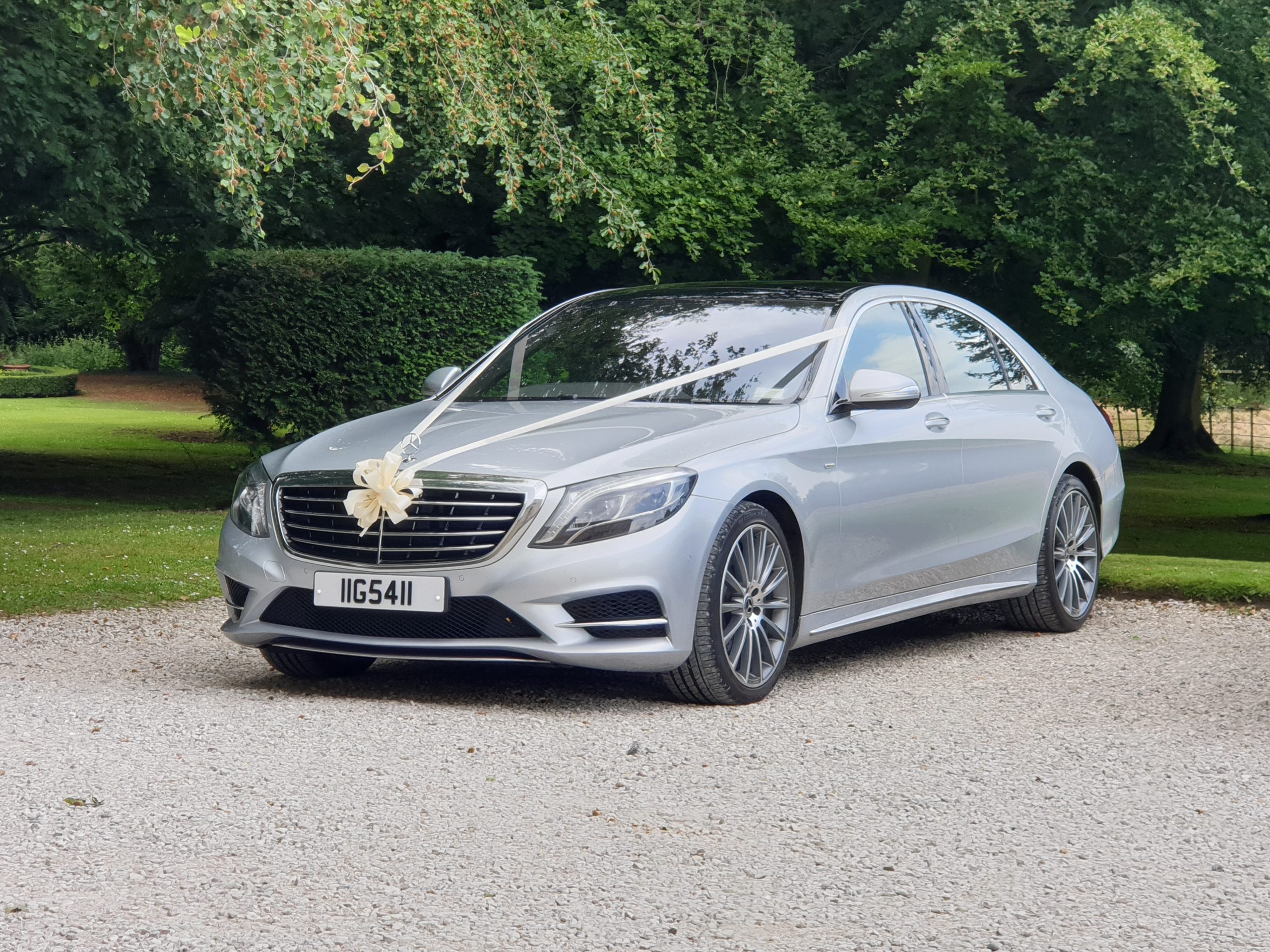 Mercedes s class wedding car with beige ribbons and bows